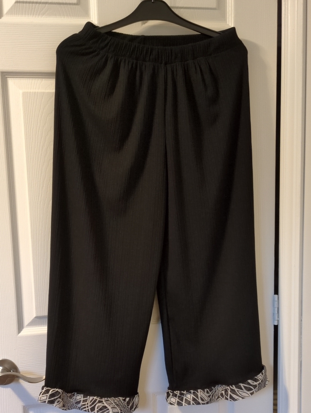 Black Wide-Leg Womenโs Pants with Contrast Hem